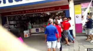 Homem de azul é o verdadeiro popular